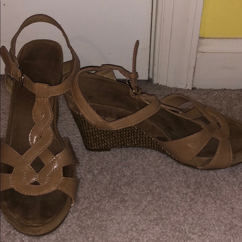 Tan Wedges Size: 6